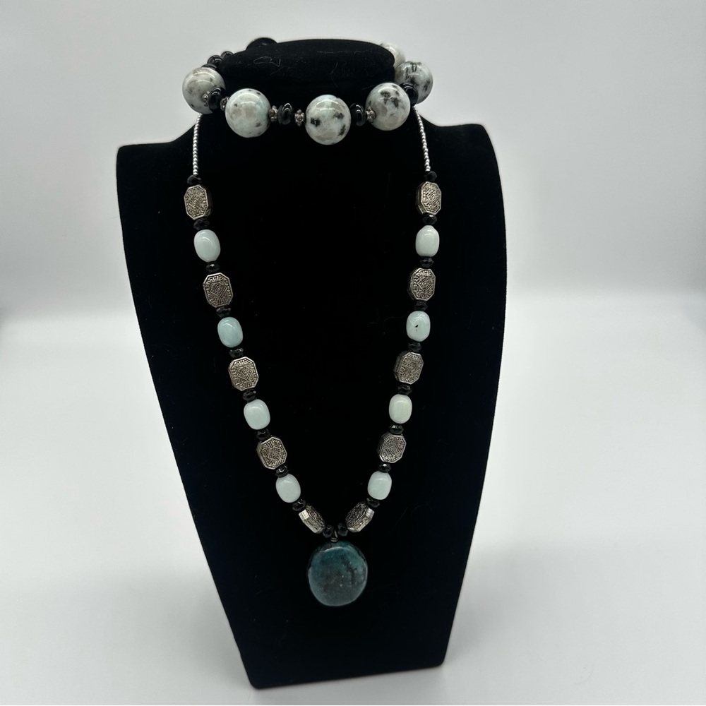 Women’s aqua stone necklace an bracelet set